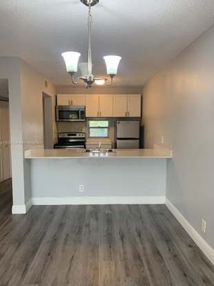 Foto del edificio - 8620 N Sherman Cir