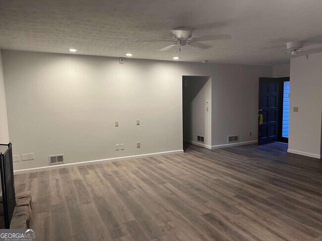 Building Photo - 1128 Wildwood Ln