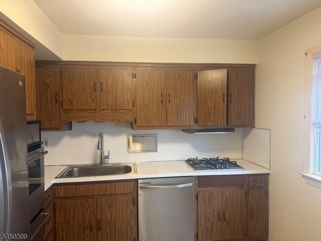 Building Photo - 43 Oakwood Ave