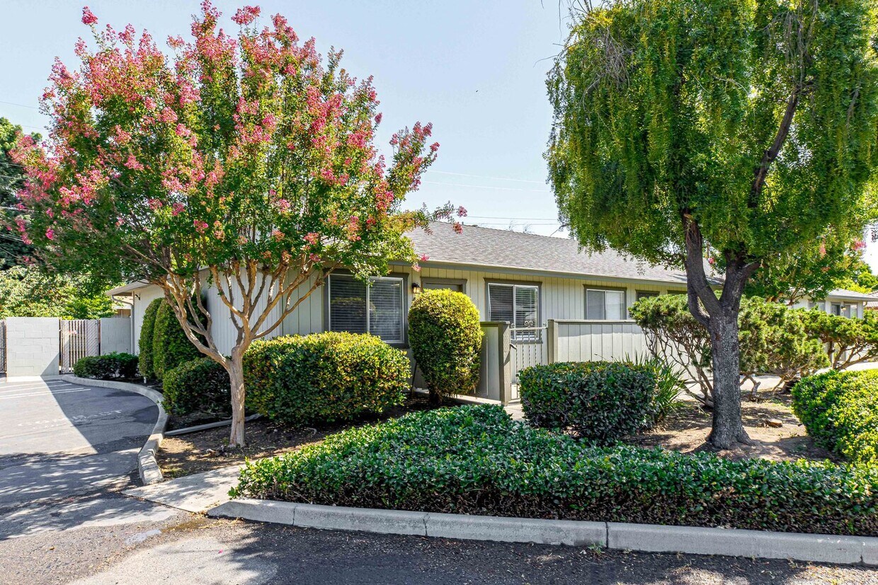 Foto principal - 1229 W Roseburg Ave