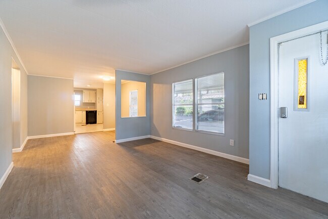 Foto del edificio - 5461 Columbus Cir