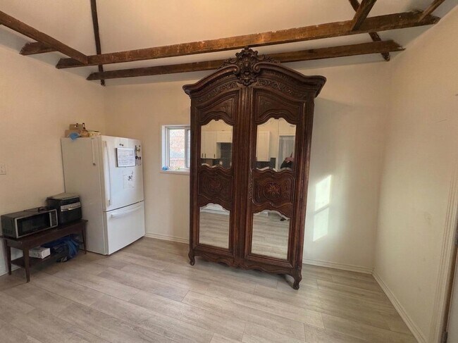 Photo du bâtiment - Main Floor 2 bedroom with Parking