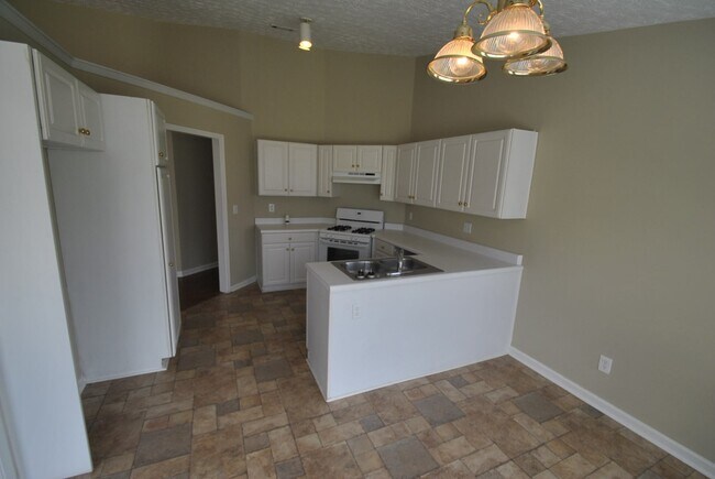 Building Photo - 690 Avalon Forest Dr