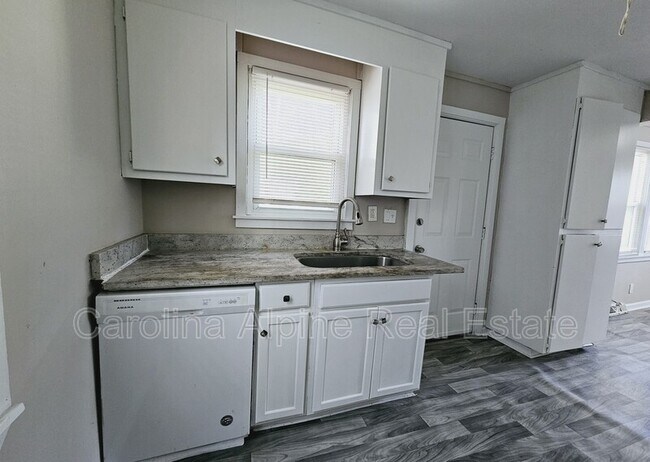 Building Photo - 108 Miller St