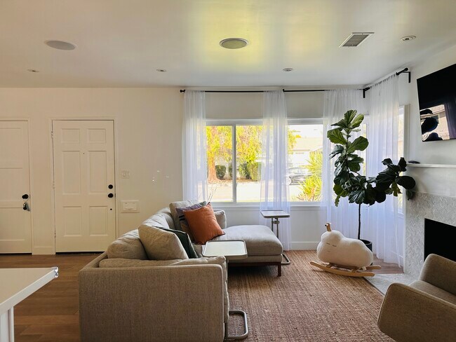 Foto del edificio - 2460 Glenrose Ave