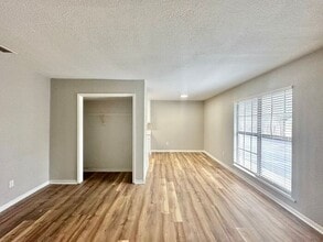 Building Photo - 515 S Bois D Arc Ave