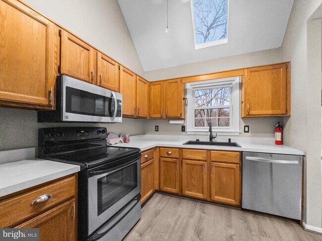 Foto del edificio - 6586 Hemlock Point Rd