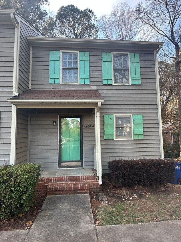 Foto principal - Spacious 2BR, 2.5BA Townhome Near NCSU! LE...