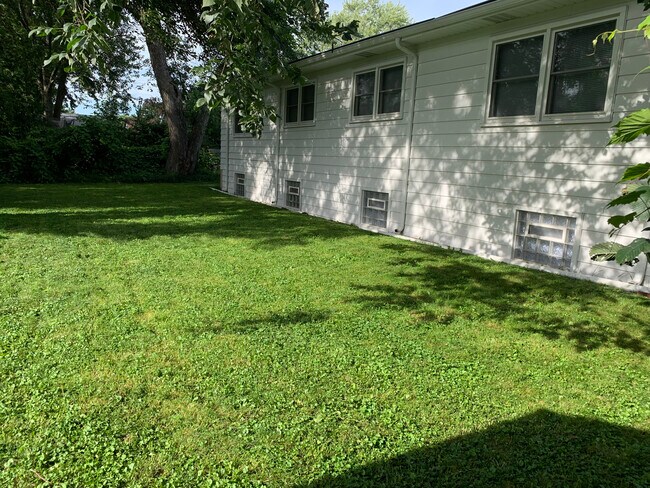 Building Photo - 2105 De Hoop Ave