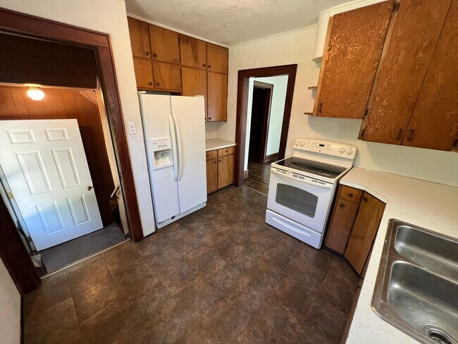 Building Photo - Country Acreage with 3 bedroom house, 1 ca...
