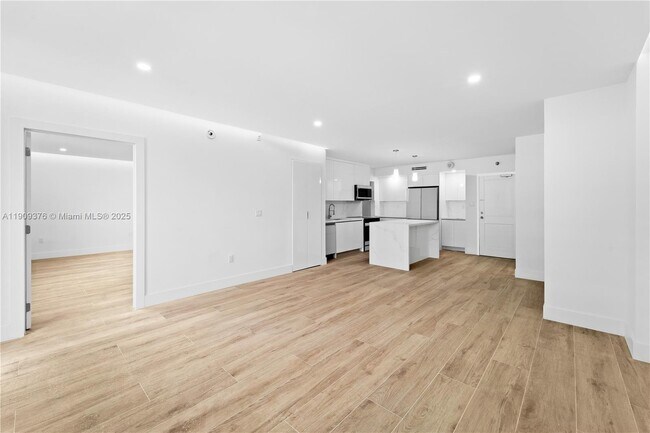 Foto del edificio - $3,200MONTHLY;10185 COLLINS AVE # 722 BAL HARBOUR, FL 33154