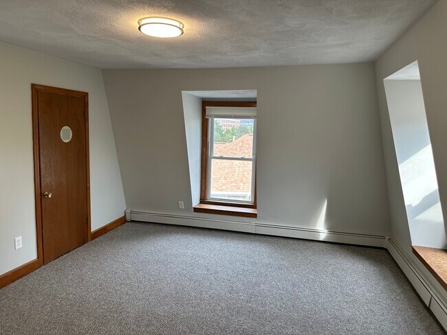 Foto del edificio - 227 North Beacon St