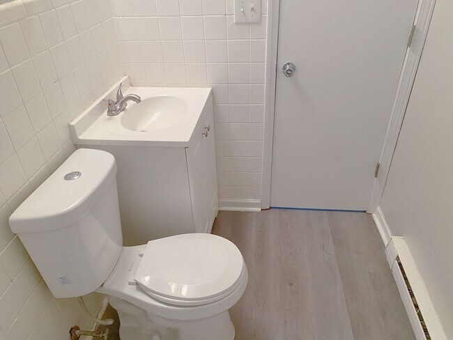 Building Photo - 2 bedroom 1 bath apartment
