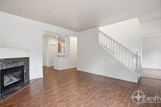 Building Photo - 419 NE 7th Ave