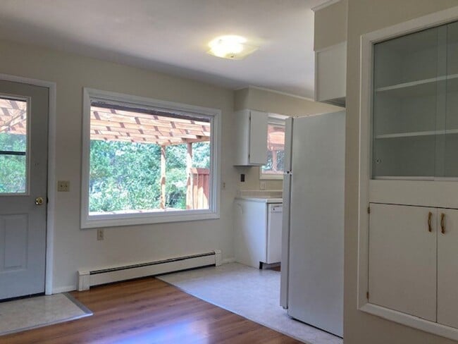 Building Photo - Pet Friendly 4 Bedroom House!