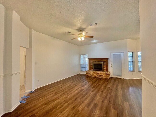 Foto del edificio - Viewable March 8th!  Pets Accepted!