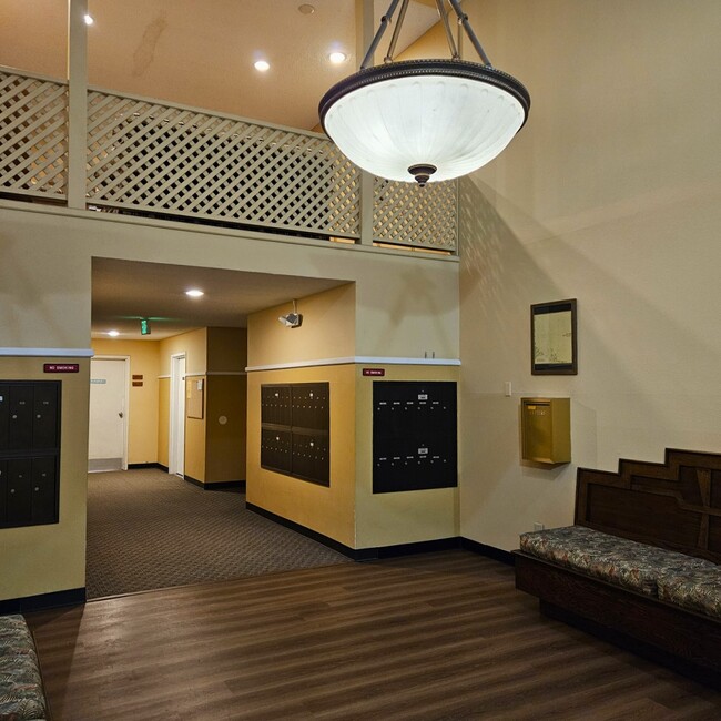 Foyer - 13717 Linden Ave N