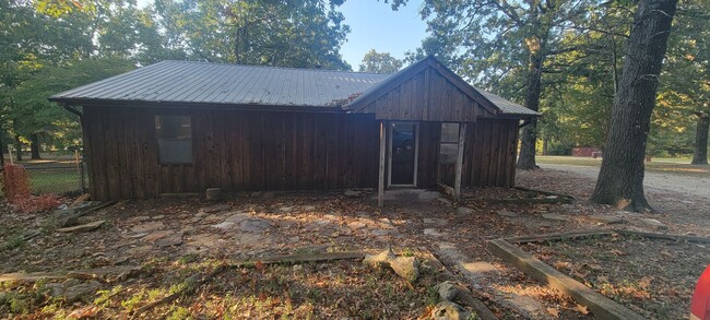 Building Photo - 4 Bedroom/1 Bath Cabin in Batesville