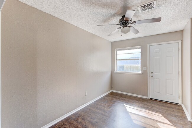 Foto del edificio - Discover Your New Home: 2-Bedroom Duplex Available in April in Edmond, OK!