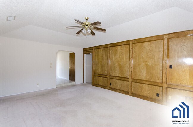 Foto del edificio - 6 MONTH LEASE!! SPACIOUS Southland 4 bed/3...