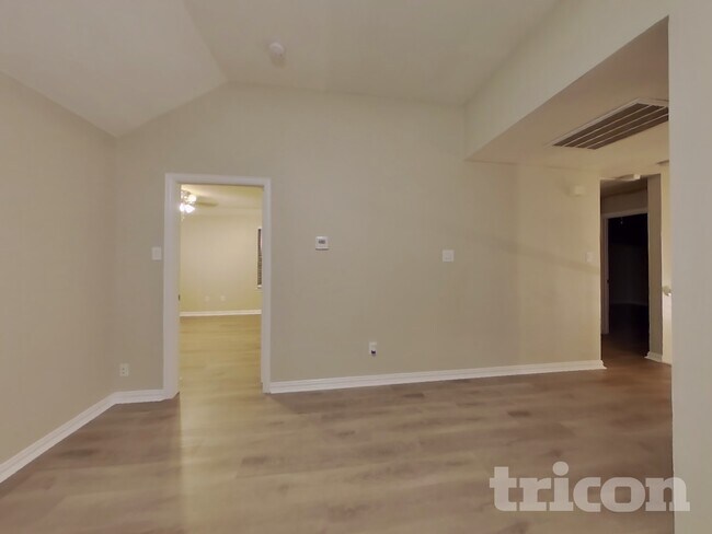 Foto del edificio - 2304 Greenview Dr