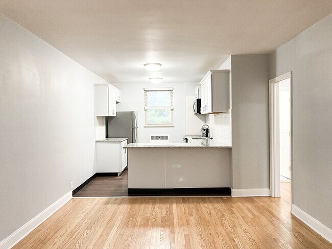 Building Photo - 825 Iroquois Ave