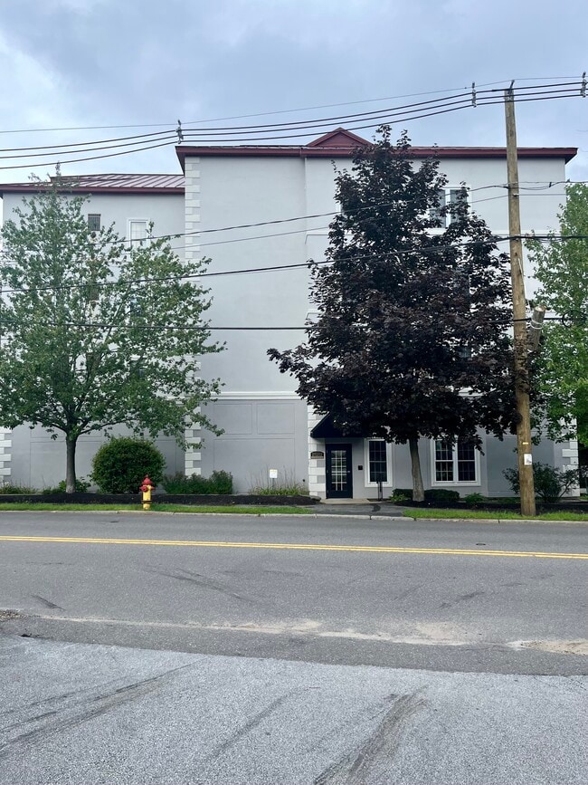 Building Photo - 96 River Rd