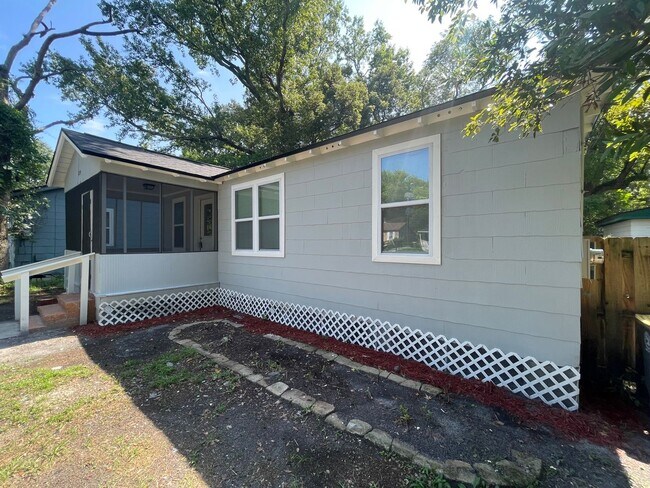 Building Photo - 4/2 Single Family Home : Available Now!