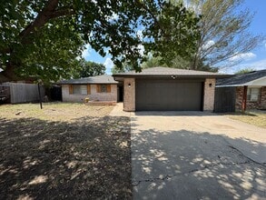 Building Photo - 2410 NW Saxon Cir