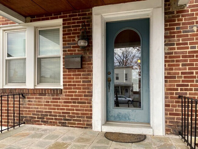 Building Photo - Charming 3 Bedroom Townhome ~ Roland Heigh...