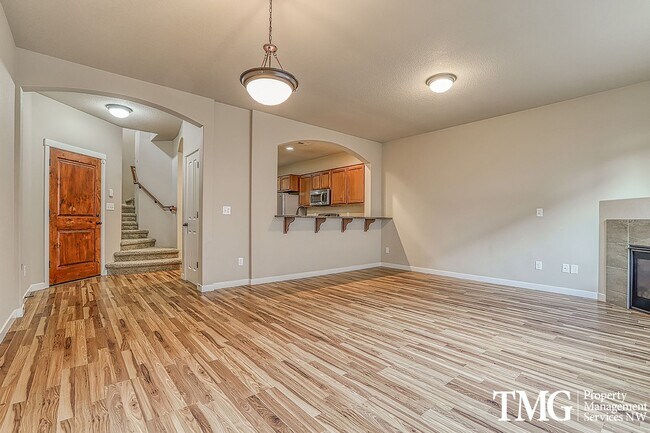 Building Photo - Beautiful Pet Friendly Home w/ 3 Beds and ...