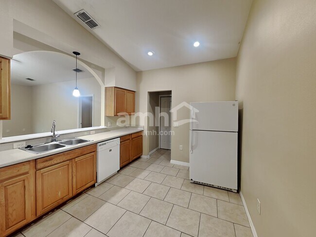 Foto del edificio - 560 E 5th St