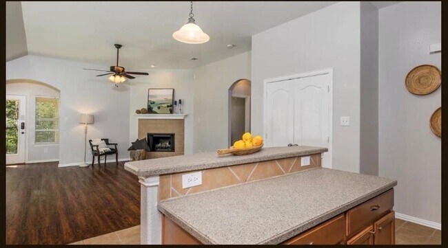 Building Photo - 460 Bentson Dr