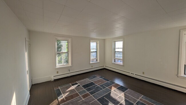 Foto del edificio - Spacious 3 BR on quiet Columbia street!