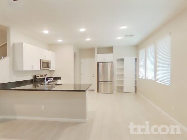 Building Photo - 12575 W Hummingbird Terrace