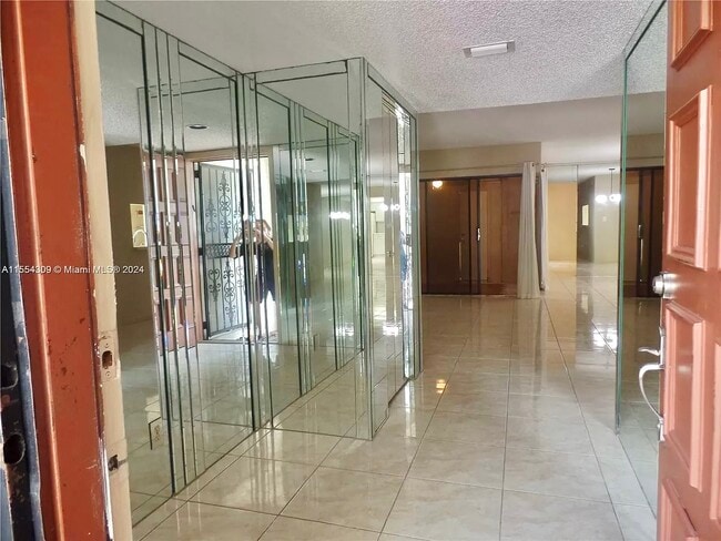 Foto del edificio - 335 Ives Dairy Rd