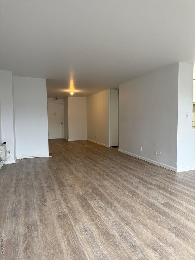 Building Photo - 61-20 Grand Central Pkwy