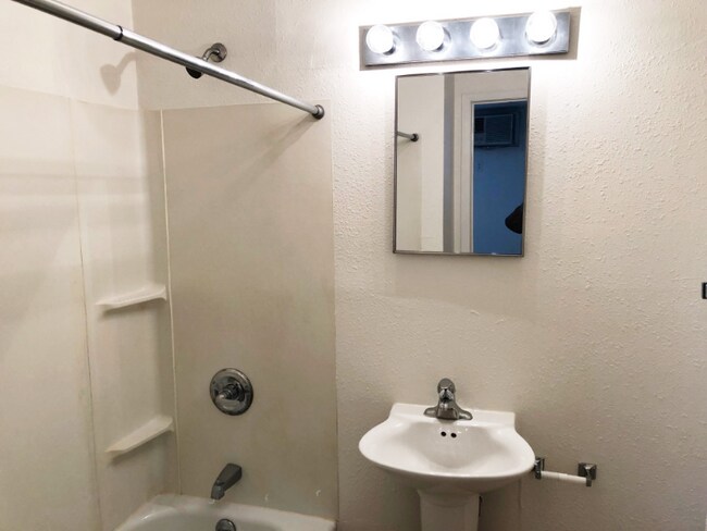 Foto del edificio - 217 NW College Ave