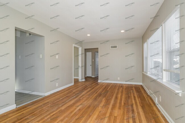 Foto del edificio - 7020 Rohn Dr