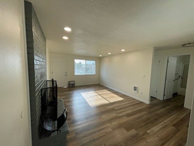 Building Photo - **AVAILABLE SOON** 3 Bedroom RANCH STYLE i...