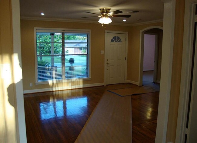 Foto del edificio - 7422 Dunlap St