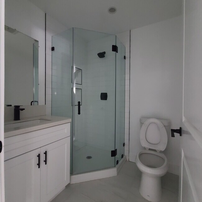 Foto del edificio - 8151 Hazeltine Ave