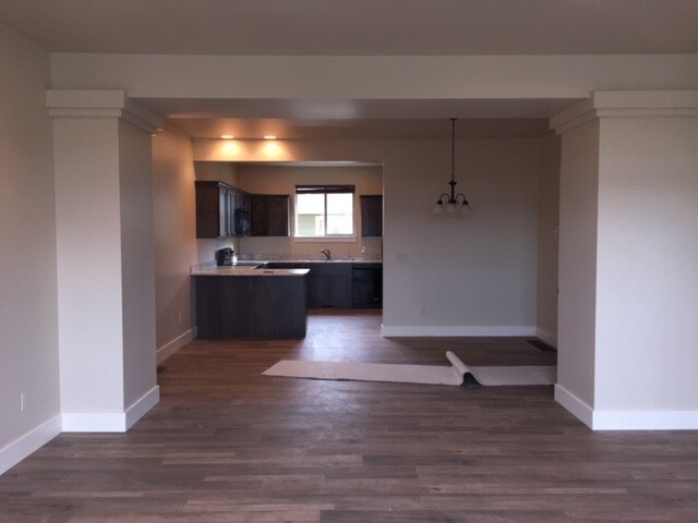 Building Photo - 906 Rosa Way