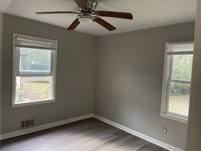 Building Photo - 930 Dale Dr SW