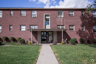 Building Photo - 90 Clover Dr