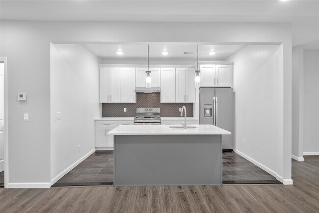 Foto del edificio - 704 John F. Kennedy Blvd