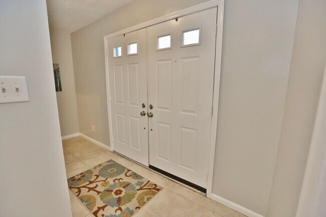 Foto del edificio - MUST SEE! Charming 3-Bedroom Townhome in Thoroughgood! 1-Car Attached Garage!