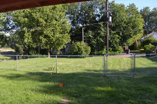 Building Photo - Nice 3-4 Br, 2 Bath Ranch style home, fenced in yard, garage, patio, full basement