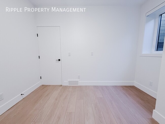 Building Photo - AMAZING 2 BEDS, 1 BATHS MULTIPLEX | AIR CONDITIONING & WINDOW COVERINGS