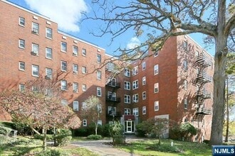 Building Photo - 2340 Linwood Ave